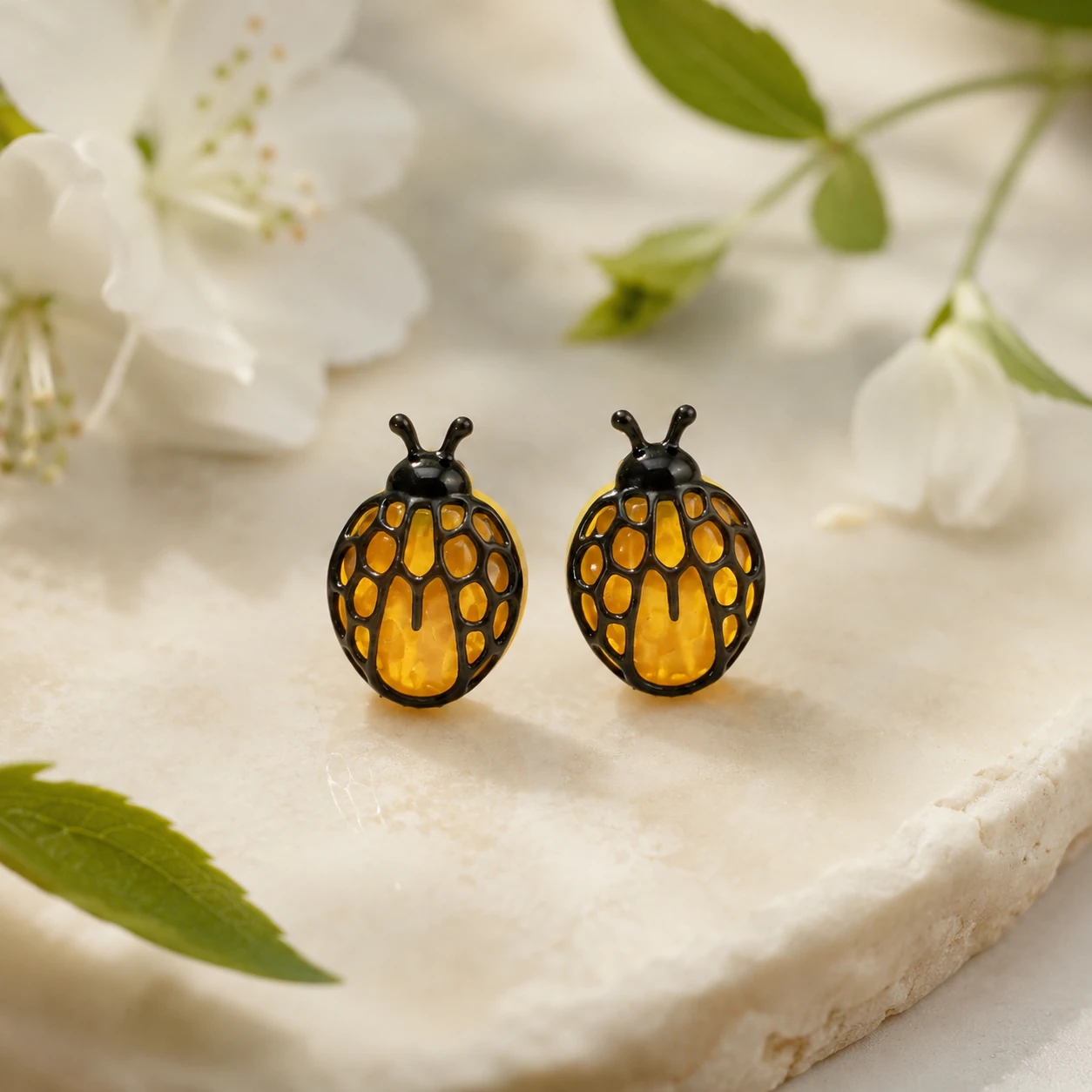 Pendientes Honey Bee inspirados en abejas de la coleccion Garden de PoisonLily